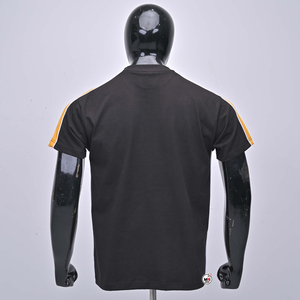 เสื้อยืดแขนสั้นสีดำสำหรับผู้ชาย ดีไซน์ใหม่ล่าสุด แต่งขอบสีเหลือง ทรงปกติ คอกลม ผ้าถักโพลีเอสเตอร์ สไตล์ลำลอง - Product Image 2