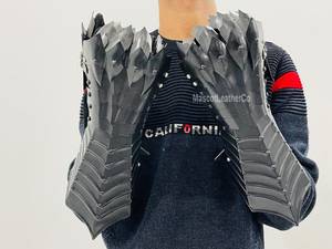 MascotLeatherCo Guantes de Acero con Garras, Niquelado Negro, Armadura Medieval, Estilo Gótico Moderno, Grabado en Relieve, Diseño Antiguo - Product Image 3