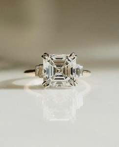 Anillo romántico de cinco piedras con moissanita brillante de 8 mm, corte Asscher, en rodio con plata 925 original, regalo de boda para novia. - Product Image 1