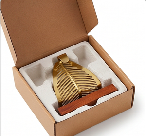 Porte-serviettes moderne en métal doré avec base en bois, design sur pied pour la maison, la cuisine et la restauration - Product Image 6