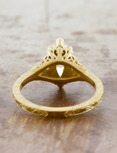 Anillo de compromiso vintage con diamante de corte marquesa cultivado en laboratorio, en oro amarillo macizo, con detalles florales en las piedras laterales e inspiración Art Déco. - Product Image 3