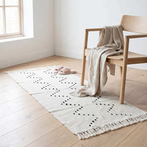 Tapis d'appoint bohème en coton tissé à la main avec motifs losanges noirs pour chambre, entrée et décoration intérieure contemporaine - Product Image 2