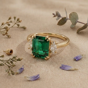 Anillo de Compromiso de Tres Piedras con Gema Verde Corte Esmeralda para Mujer, Oro de 14K, Anillo de Boda Vintage - Product Image 2