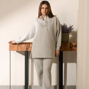 Ensemble décontracté pour femme : Sweat-shirt beige et gris à col boutonné et pantalon assorti – Tenue minimaliste coupe décontractée – Personnalisation OEM - Product Image 1
