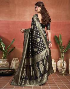 Sari en soie noir et or avec motifs brodés pour mariage, sari indien traditionnel pour femme, longueur au sol, coupe classique - Product Image 3