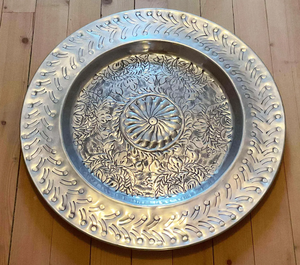 Plato de Servir Redondo de Metal Plateado Hecho a Mano Estilo Vintage con Grabado Floral, Juego de Platos Antiguos con Grabado Floral de Acero Inoxidable - Product Image 1