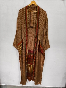 Nouvelle Robe Kimono en Soie Patchwork, Cache-maillot de bain, Vêtement de Nuit, Longue Robe, Kimono Indien Vintage Fait Main en Soie Recyclée - Product Image 4