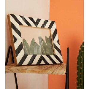 Cadre photo artisanal en os incrusté, avec motifs complexes et détails fins. Cadre photo décoratif en os incrusté. - Product Image 4