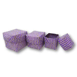 Boîte à bonbons cubique tressée à la main en feuilles de palmier avec couvercle, motif zigzag violet, design rustique, écologique, pour l'organisation de cadeaux - Product Image 1