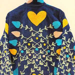 Chaqueta de Terciopelo Azul Hecha a Mano con Diseño de Jardín Encantador, Chaqueta Bohemia Bordada con Corazones, Cárdigan Artesanal Bordado - Product Image 6