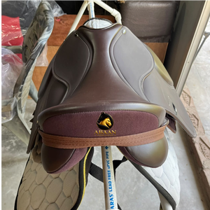 Selle d'équitation anglaise marron en cuir synthétique pour dressage, style équestre, logo personnalisé pour l'entraînement, arbre en plastique - Product Image 5