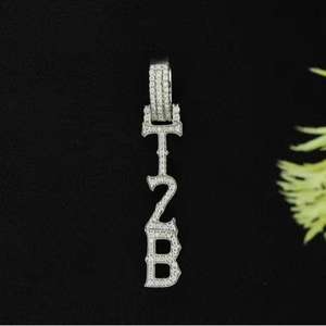 จี้ชื่อแบบฮิปฮอปประดับเพชรโมอิสซาไนต์สั่งทำพิเศษ เงินแท้ 925 ผ่านการทดสอบเพชร - Product Image 1