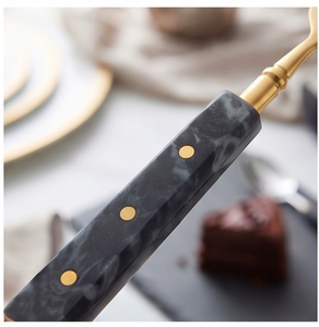 Juego de cubiertos de lujo con mango negro y detalles dorados, de acero inoxidable premium, perfecto para cenas elegantes, fiestas y decoración de cocina. - Product Image 2