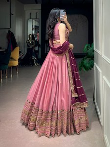 Lehenga Choli en soie rose avec broderie dorée pour mariage et occasions de fête, tenue de mariée traditionnelle indienne pour femmes - Product Image 3