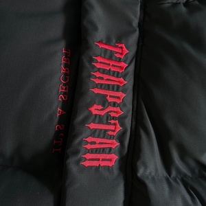 Chaqueta Acolchada con Capucha Más Vendida, Bordado con Fuente Gótica, Degradado, Abrigo de Invierno, Chaquetas Acolchadas con Diseño Personalizado - Product Image 5