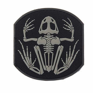 Etiquetas de goma de PVC personalizadas de primera calidad para colecciones de ropa urbana de alta gama, marcas de moda y fabricantes de ropa. - Product Image 2