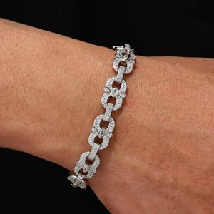 Bracelet cubain style glacé avec maillons ovales entrelacés et détails recouverts de pierres pour les détaillants et les revendeurs - Product Image 1