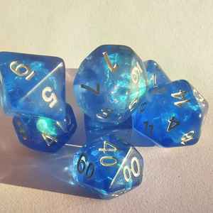 Ensemble de dés polyédriques en résine bleu océan, 7 pièces, effet nacré, dés RPG pour DND Pathfinder, jeux de table - Product Image 1