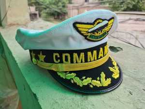 Casquettes à visière blanches de la marque Skipper Yachting, broderie noire à la main, 100% coton, couleur personnalisée, fabriquées au Pakistan - Product Image 5