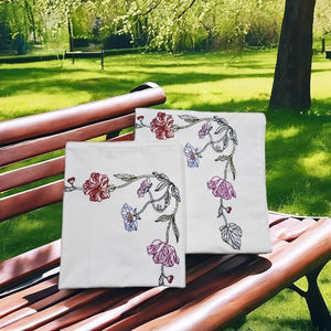 Almohada bordada temática de primavera. Lleva la primavera a tu habitación. - Product Image 1