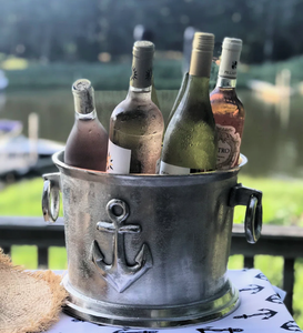 Seau à boissons rustique en métal moulé, finition argent brossé, avec ancre, base sur pieds et poignées pivotantes, servant également de refroidisseur à vin et de seau à glace - Product Image 1