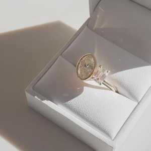 แหวน Toi Et Moi เพชรเพาะเลี้ยงทรงรี 2.01 กะรัต และทรงเหลี่ยมมรกต 1.01 กะรัต ทองคำแท้ 14K ของขวัญสุดหรูสำหรับงานปาร์ตี้ - Product Image 5