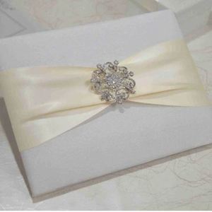 Folio de Invitación de Boda de Seda Color Marfil con Broche de Diamantes de Imitación - Product Image 2