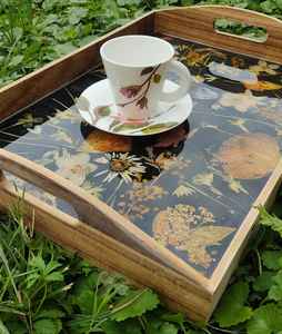 Plateau de service en bois avec fleurs séchées réelles dans de la résine époxy, fait main, décoration florale rustique pour la maison, plateau de table basse, cadeau unique - Product Image 1