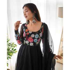 ENSEMBLE DE COSTUME ANARKALI ORGANZA DOUX PUR NOIR AVEC DKB-25 ENTIÈREMENT COUDU - Product Image 5