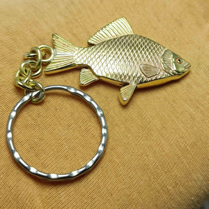 Porte-clés vintage en laiton en forme de poisson, fait main, en métal, décoratif, nautique, cadeau souvenir, accessoire - Product Image 3