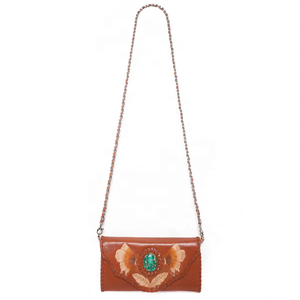 Motif papillon outillé et peint à la main entourant une pierre turquoise sur cuir de vachette Tan foncé - Product Image 5