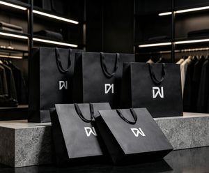 ถุงกระดาษเสื้อผ้าสั่งทำพิเศษสำหรับบรรจุภัณฑ์ค้าปลีก OEM ODM ถุงกระดาษสั่งทำพิเศษสำหรับเสื้อผ้าและแฟชั่น - Product Image 1