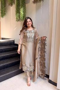 Ensemble élégant de kurta en soie JMY avec dupatta brodée et tenue de créateur à découpes - Product Image 1