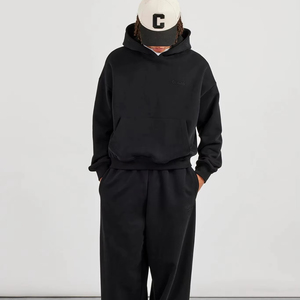 Ensemble de survêtement unisexe pour la performance athlétique, tenue d'entraînement de gym, personnalisable avec nom et logo, tenue de jogging respirante et extensible, ensemble de sport deux pièces - Product Image 1