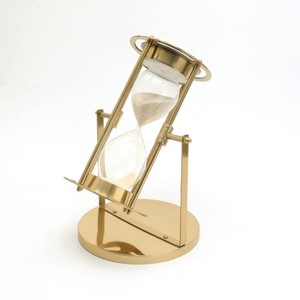 Reloj de arena tradicional de latón con bulbo de vidrio y marco metálico, hecho a mano para un cronometraje preciso - Product Image 3