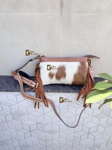 Bolso de mano de piel de vaca al por mayor con diseño único, grabado y flecos, elegante, color marrón, bandolera - Product Image 5