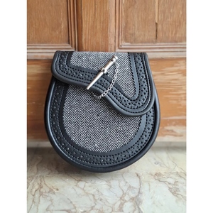 Sporran en cuir véritable de qualité supérieure avec garniture décorative perforée et fermoir de style celtique pour kilt écossais des Highlands - Product Image 5