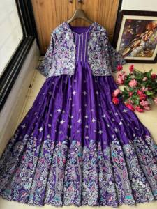 Robe en soie Chinon avec broderie au fil et au zari, et koti entièrement brodé au fil et au zari, entièrement cousu et prêt à porter. - Product Image 5