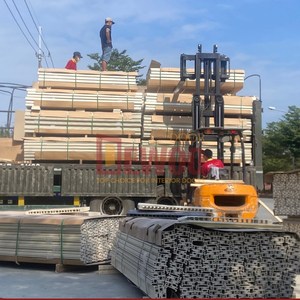 แผงใบประตูพีวีซี WPC กระจกโปรไฟล์กันน้ำบรรจุภัณฑ์ที่กำหนดเองพื้นผิวสำเร็จรูปด้วยตนเองผลิตจากเวียดนาม - Product Image 2