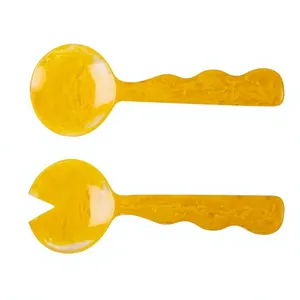 Juego de utensilios para servir ensalada de resina amarilla retro, cuchara y tenedor con mango largo y acabado pulido espejo, diseño creativo. - Product Image 1