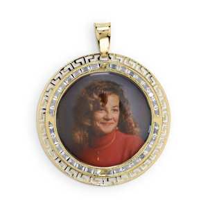 Colgante de Plata Chapado en Oro con Diamante Cultivado en Laboratorio de Corte Brillante, Certificado IGI, con Encanto de Borde Griego Personalizado para Guardar Recuerdos - Product Image 1