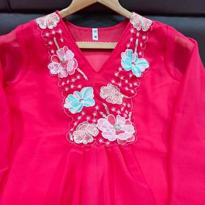 La temporada festiva requiere atuendos que brillen con la misma luminosidad que las celebraciones. Con este conjunto festivo de georgette puro, ¡estás listo para la fiesta! - Product Image 5