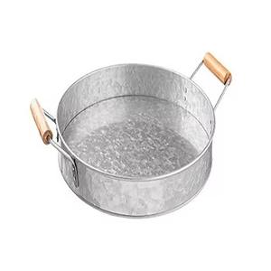 Bandeja rústica de metal galvanizado con asas de madera, perfecta para cenas informales y para entretener invitados. - Product Image 5