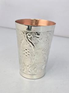 Taza de Lassi Tradicional India Hecha a Mano con Diseño en Relieve y Recubrimiento de Plata sobre Vidrio de Cobre 999.9, 250 ml, Ecológica y Ligera, WB Inc - Product Image 4