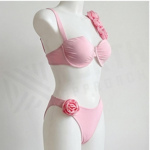 Ensemble bikini rose 2 pièces avec décoration florale 3D, haut bandeau et bas string, maillot de bain pour femme - Product Image 3