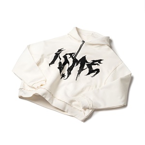 Sudadera corta con logo gráfico atrevido, identidad streetwear audaz, corte moderno y holgado, sudaderas de moda inspiradas en la cultura juvenil. - Product Image 2