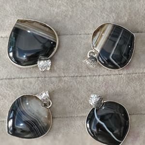 Vente en gros de pendentif en forme de coeur d'amour de qualité supérieure cristal d'agate naturelle à la mode pierre précieuse Suleimani Hakik Chakra boule sculptée - Product Image 1