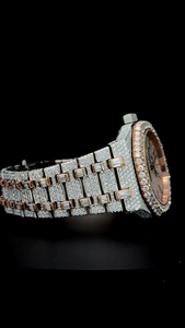 Montre classique pour homme avec cadran romain, entièrement sertie de diamants moissanite ronds, bicolore rose et blanc, avec date. - Product Image 6