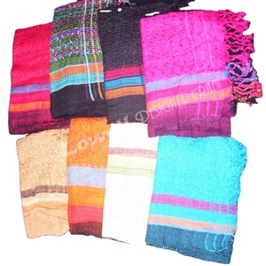 Écharpe de mode pour femme tricotée sur mesure à la main, design d'écharpe tissée à la main, Stoles et écharpes pour femme - Product Image 3