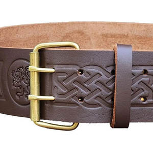 Cinturón Escocés Artesanal con León Rampante Grabado en Relieve Marrón, Ajustable, Elegante Accesorio Escocés de las Tierras Altas - Product Image 3